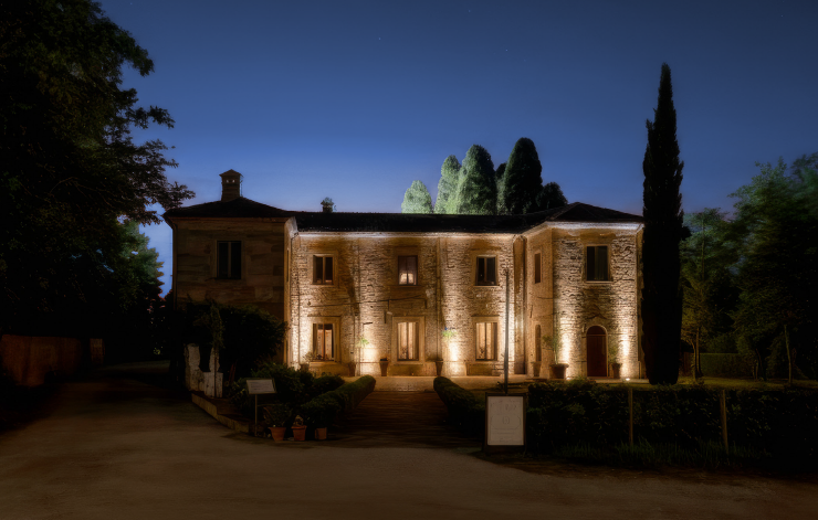 La villa del Balì illuminata di notte, Colli al Metauro